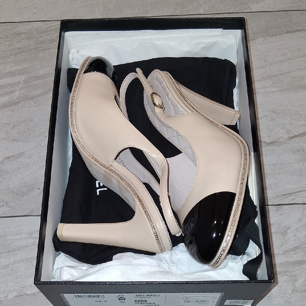 CHANEL Two-Tone Slingback Heels in Beige and Black - Picture 7 of 9